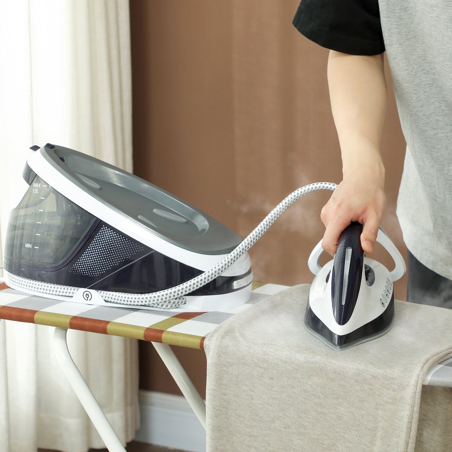 HOMCOM Steam Generator Iron with ECO Mode, Self-Cleaning, Powerful Vertical Steam, Automatic Shut-Off, Ceramic Non-stick Soleplate, Large 1.5L Detachable Water Tank, 8 Bar, 2600W, Blue